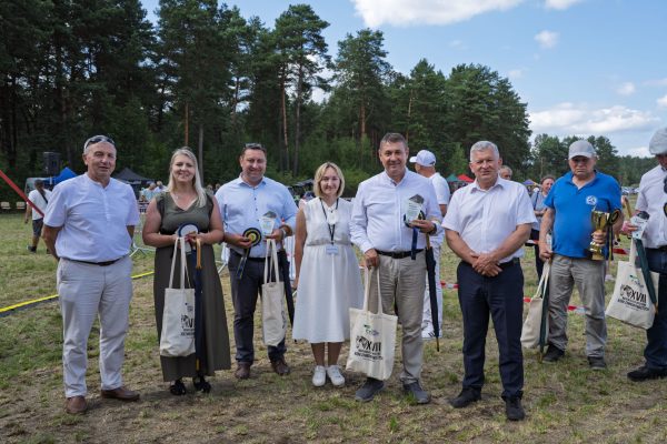 Uczestnicy wystawy koni podczas wręczania nagród i wspólnych zdjęć.