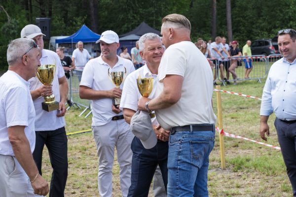 Uczestnicy wystawy koni podczas wręczania nagród i wspólnych zdjęć.