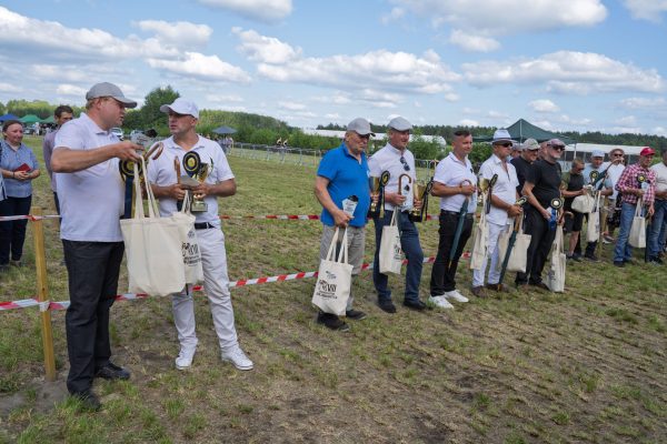 Uczestnicy wystawy koni podczas wręczania nagród i wspólnych zdjęć.