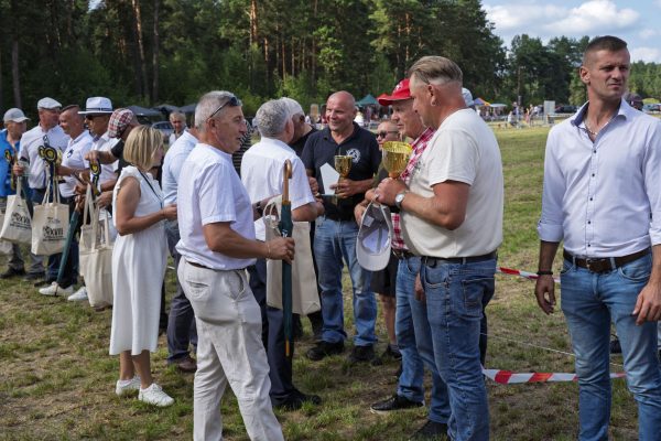Uczestnicy wystawy koni podczas wręczania nagród i wspólnych zdjęć.