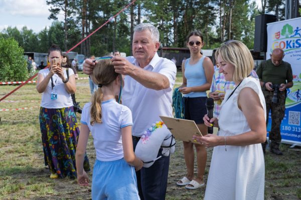 Uczestnicy wystawy koni podczas wręczania nagród i wspólnych zdjęć.