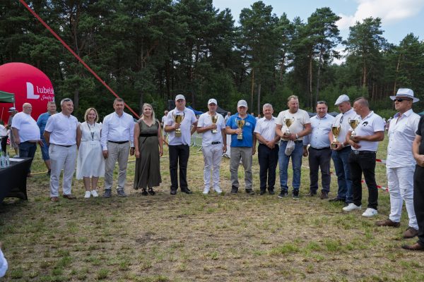 Uczestnicy wystawy koni podczas wręczania nagród i wspólnych zdjęć.