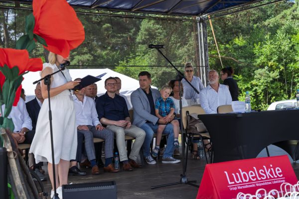 Uczestnicy i organizatorzy przy scenie oraz na terenie Wojewódzkiej Wystawy Koni.