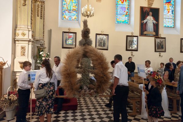 Uczestnicy dożynek podczas uroczystości w kościele.