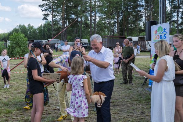 Uczestnicy wystawy koni podczas wręczania nagród i wspólnych zdjęć.