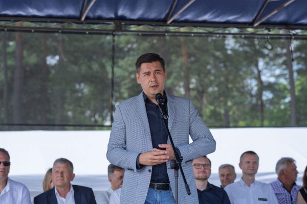 Uczestnicy i organizatorzy przy scenie oraz na terenie Wojewódzkiej Wystawy Koni.