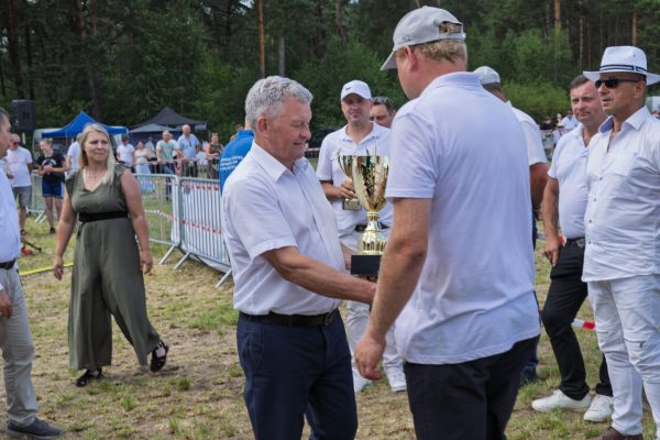 Uczestnicy wystawy koni podczas wręczania nagród i wspólnych zdjęć.