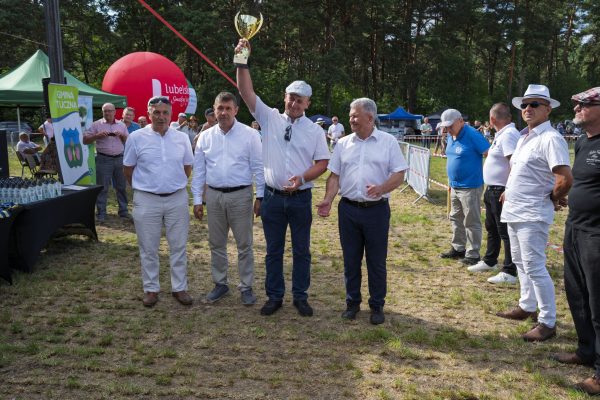 Uczestnicy wystawy koni podczas wręczania nagród i wspólnych zdjęć.