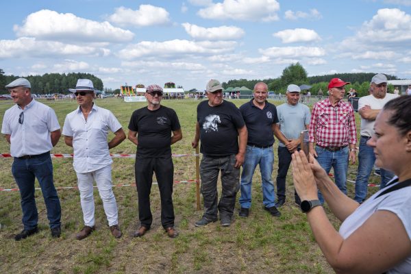Uczestnicy wystawy koni podczas wręczania nagród i wspólnych zdjęć.