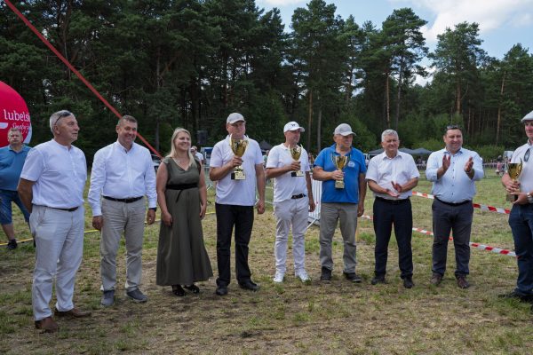 Uczestnicy wystawy koni podczas wręczania nagród i wspólnych zdjęć.