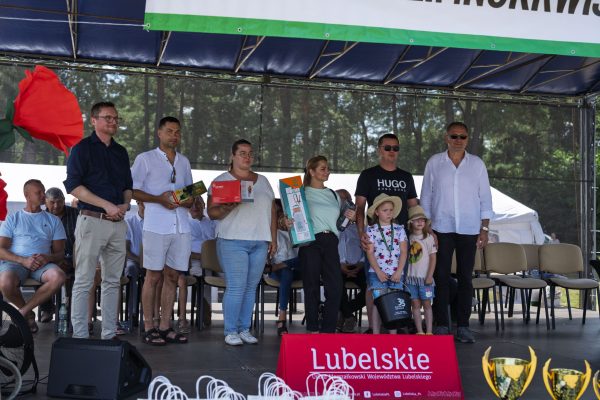 Uczestnicy wystawy koni podczas wręczania nagród i wspólnych zdjęć.