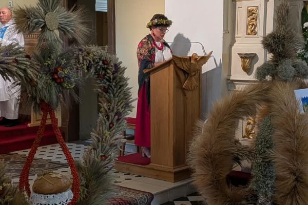 Uczestnicy dożynek podczas uroczystości w kościele.