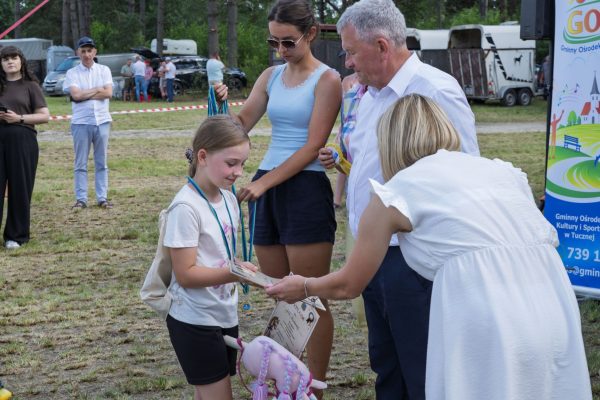 Uczestnicy wystawy koni podczas wręczania nagród i wspólnych zdjęć.