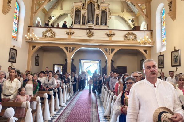 Uczestnicy dożynek podczas uroczystości w kościele.