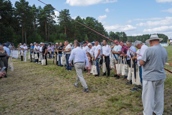 Uczestnicy wystawy koni podczas wręczania nagród i wspólnych zdjęć.