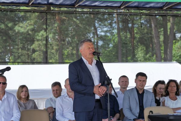 Uczestnicy i organizatorzy przy scenie oraz na terenie Wojewódzkiej Wystawy Koni.