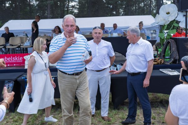 Uczestnicy wystawy koni podczas wręczania nagród i wspólnych zdjęć.