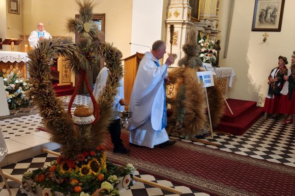 Uczestnicy dożynek podczas uroczystości w kościele.