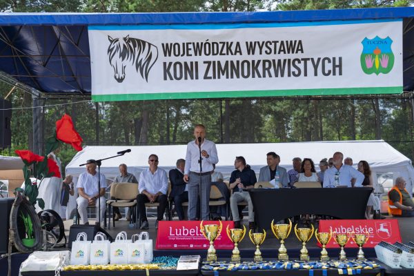Uczestnicy i organizatorzy przy scenie oraz na terenie Wojewódzkiej Wystawy Koni.