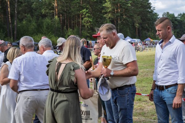 Uczestnicy wystawy koni podczas wręczania nagród i wspólnych zdjęć.