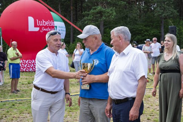 Uczestnicy wystawy koni podczas wręczania nagród i wspólnych zdjęć.