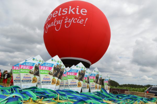 Puchary, medale i nagrody przygotowane dla uczestników turnieju piłki błotnej.