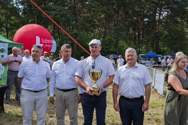 Uczestnicy wystawy koni podczas wręczania nagród i wspólnych zdjęć.