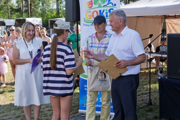 Uczestnicy wystawy koni podczas wręczania nagród i wspólnych zdjęć.