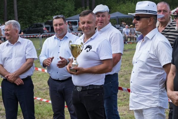 Uczestnicy wystawy koni podczas wręczania nagród i wspólnych zdjęć.