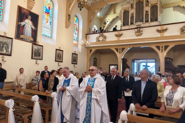 Uczestnicy dożynek podczas uroczystości w kościele.