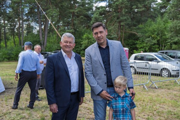 Uczestnicy i organizatorzy przy scenie oraz na terenie Wojewódzkiej Wystawy Koni.