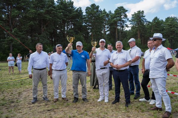 Uczestnicy wystawy koni podczas wręczania nagród i wspólnych zdjęć.