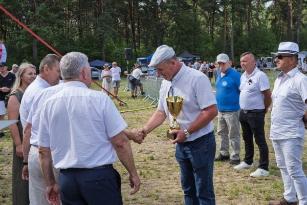 Uczestnicy wystawy koni podczas wręczania nagród i wspólnych zdjęć.