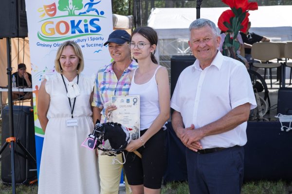 Uczestnicy wystawy koni podczas wręczania nagród i wspólnych zdjęć.